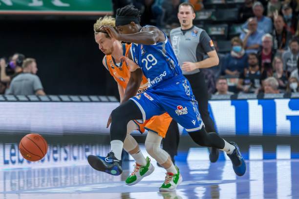 需要引入更 需要引入更